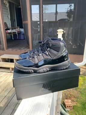 Nike Air Jordan 11 Cap and Gown Size 9 Mens